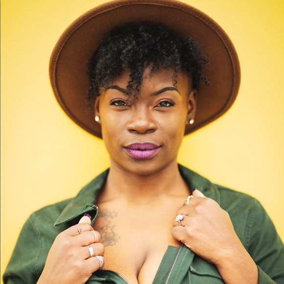 Meet your Posher, Louise - Picture 1 of 1